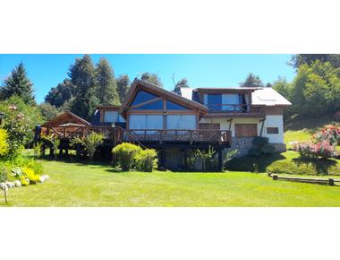 CASA CON PISCINA Y VISTA AL LAGO